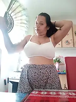 Snapshot of roxana_e43 chatting on 06/25/26, 03:50 roxana e43 online show from 06/25/26, 03:50
