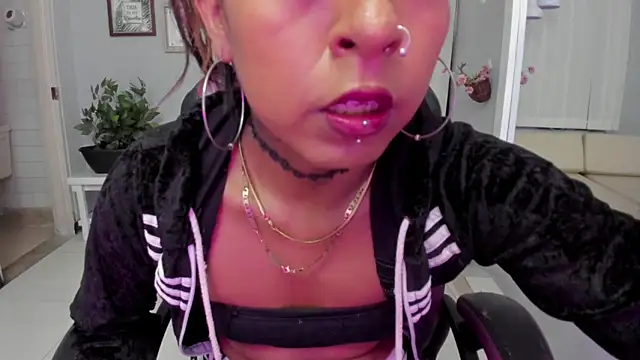 Snapshot of Nahomy_Collins_ chatting on 06/19/26, 08:03 Nahomy Collins online show from 06/19/26, 08:03