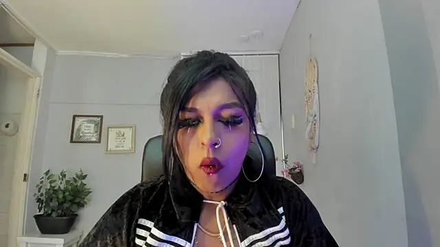 Nahomy Collins  online show from 03/31/26, 07:38