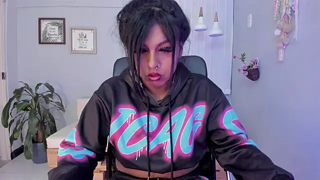 Nahomy Collins  online show from 03/07/26, 07:30