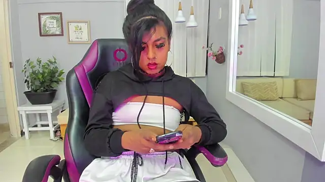 Snapshot of Nahomy_Collins_ chatting on 05/19/26, 07:43 Nahomy Collins online show from 05/19/26, 07:43
