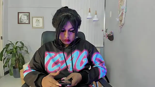 Nahomy Collins  online show from 03/13/26, 07:30