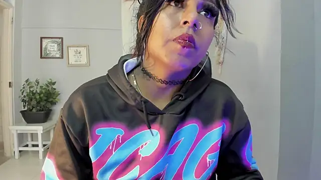 Nahomy Collins  online show from 04/02/26, 08:04