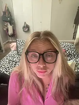 Snapshot of imkhloe chatting on 06/15/26, 07:46 imkhloe online show from 06/15/26, 07:46