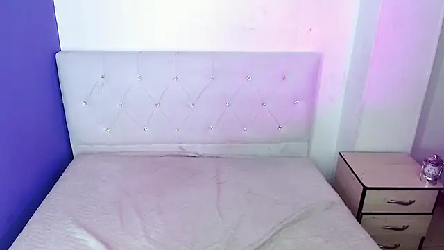 Snapshot of isadoraqueeen chatting on 03/25/26, 03:50 isadoraqueeen online show from 03/25/26, 03:50