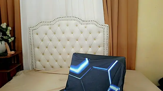 Seductive sophie online show from 04/15/26, 02:17