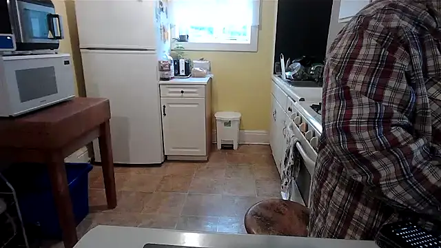 Snapshot of smalltowntrouble chatting on 04/13/26, 01:04 smalltowntrouble online show from 04/13/26, 01:04