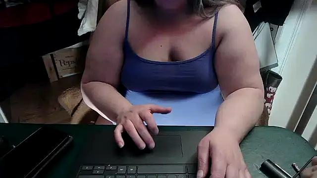 Snapshot of smalltowntrouble chatting on 04/14/26, 01:21 smalltowntrouble online show from 04/14/26, 01:21