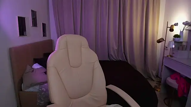 Roxanne Barcelo online show from 04/06/26, 04:46