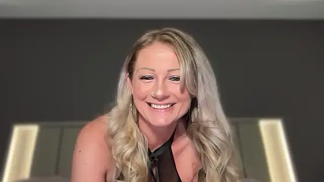 Snapshot of BlondeMilf82 chatting on 07/04/26, 06:09 BlondeMilf82 online show from 07/04/26, 06:09