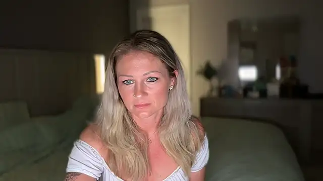 Snapshot of BlondeMilf82 chatting on 06/18/26, 07:29 BlondeMilf82 online show from 06/18/26, 07:29