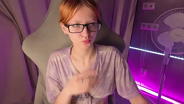 Snapshot of Emma_Dusk chatting on 06/19/26, 01:00 Emma Dusk online show from 06/19/26, 01:00