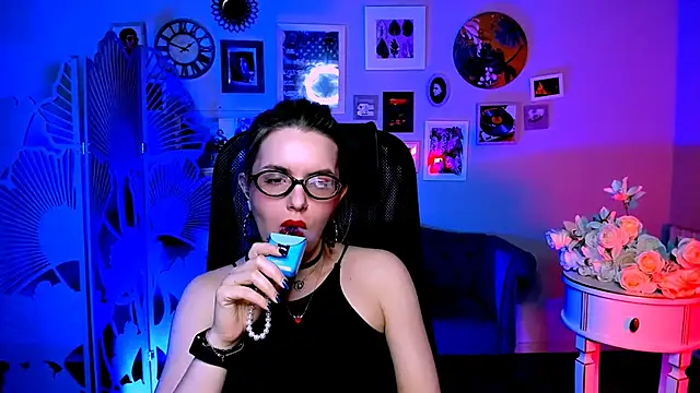 Snapshot of AliceSmite chatting on 04/23/26, 12:29 AliceSmite online show from 04/23/26, 12:29