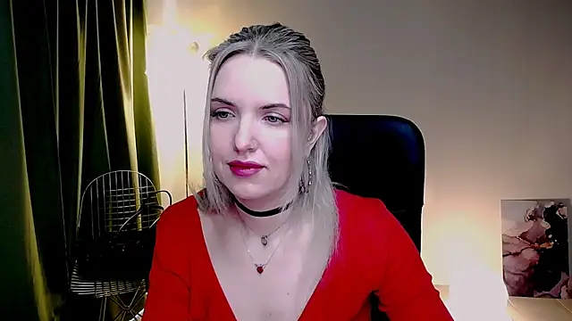 Snapshot of AliceSmite chatting on 04/07/26, 10:39 AliceSmite online show from 04/07/26, 10:39