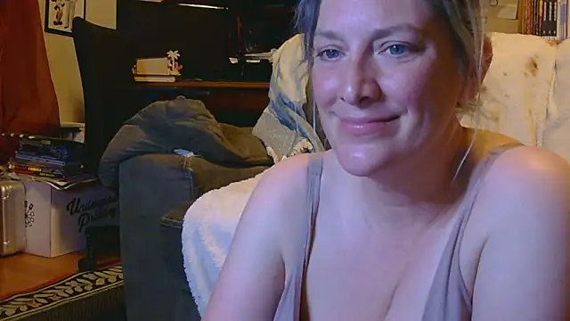 Snapshot of MistyMountains96 chatting on 03/31/26, 04:14 MistyMountains96 online show from 03/31/26, 04:14