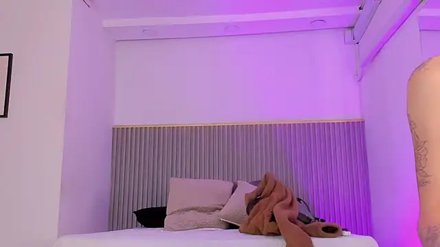 ashvalentine  online show from 04/17/26, 07:38