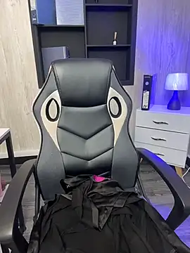 Cherry Charlottee online show from 04/10/26, 07:32