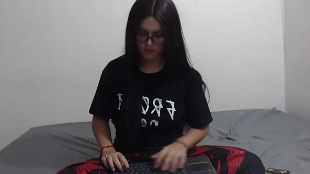 Scarlett Cherry  online show from 05/17/26, 07:03