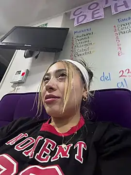 ManuelaVeeleez online show from 03/25/26, 08:14