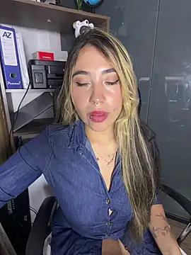ManuelaVeeleez online show from 06/05/26, 04:17