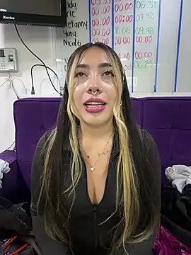 ManuelaVeeleez online show from 05/22/26, 04:43