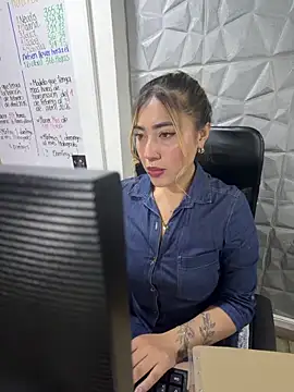 ManuelaVeeleez online show from 04/22/26, 01:45