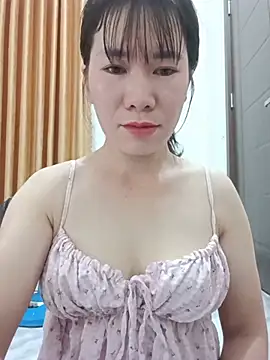 Snapshot of Bondgirl_9 chatting on 07/16/26, 10:40 Bondgirl 9 online show from 07/16/26, 10:40