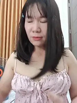 Snapshot of Bondgirl_9 chatting on 07/13/26, 04:28 Bondgirl 9 online show from 07/13/26, 04:28