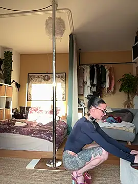 SkinnyLilly online show from 03/31/26, 04:53