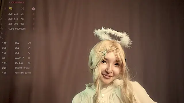 Linhmew online show from 06/12/26, 09:12