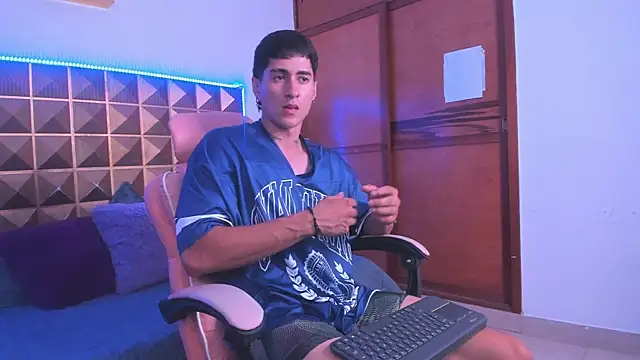 Snapshot of Dark_Valentino_ chatting on 06/15/26, 12:01 Dark Valentino online show from 06/15/26, 12:01