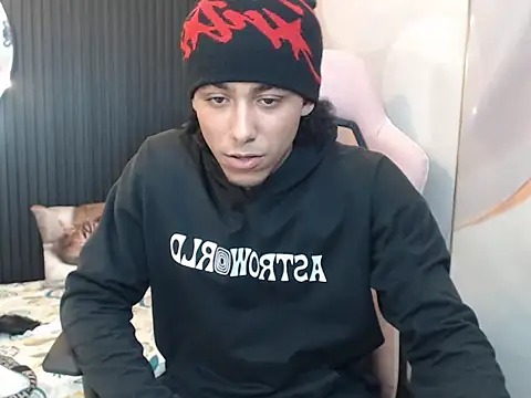 taylor bigdick18 online show from 04/18/26, 01:52