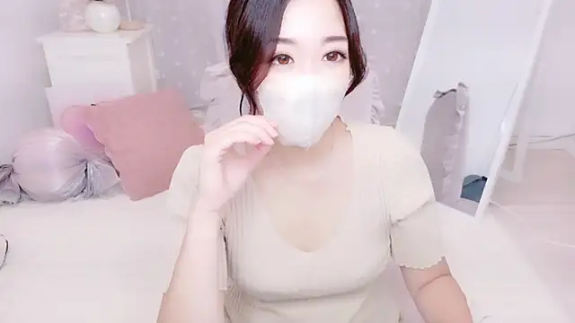 YURIKAsan  online show from 05/18/26, 10:42