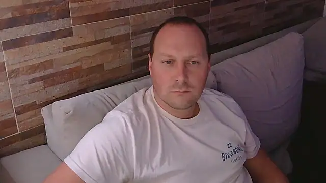 Snapshot of lustonfan chatting on 05/05/26, 01:52 lustonfan online show from 05/05/26, 01:52
