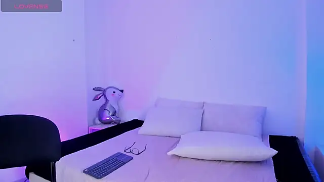 Snapshot of Eve-01 chatting on 04/13/26, 08:13 Eve-01 online show from 04/13/26, 08:13