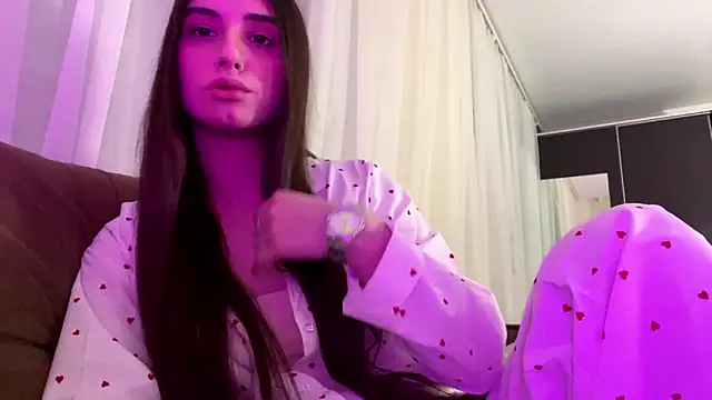 Snapshot of LunaTune chatting on 04/01/26, 08:17 LunaTune online show from 04/01/26, 08:17