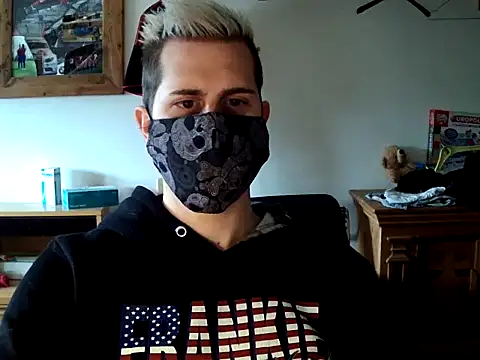 YoUnGbOy2018 online show from 03/11/26, 11:04