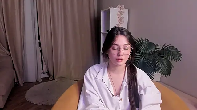 LareeGuzzo online show from 04/08/26, 01:07