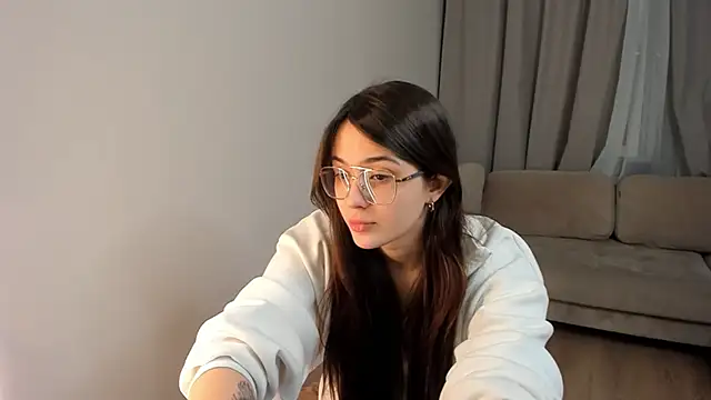 LareeGuzzo online show from 03/19/26, 06:41