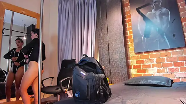 Sienna Dark online show from 04/06/26, 11:00