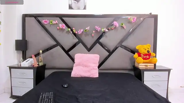 akiraloveee online show from 04/23/26, 06:42