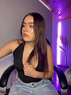 Snapshot of Issa_pinkk chatting on 03/13/26, 07:08 Issa pinkk online show from 03/13/26, 07:08