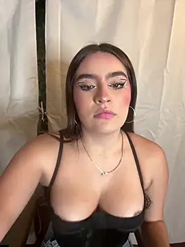 Snapshot of Issa_pinkk chatting on 03/17/26, 01:19 Issa pinkk online show from 03/17/26, 01:19