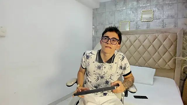 Snapshot of TylerCross_ chatting on 03/21/26, 08:24 TylerCross online show from 03/21/26, 08:24