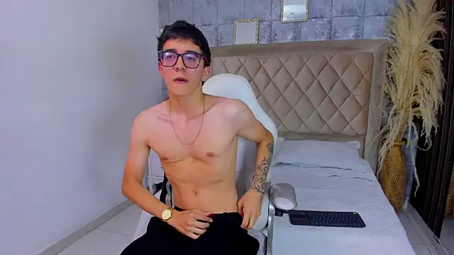 Snapshot of TylerCross_ chatting on 04/08/26, 08:21 TylerCross online show from 04/08/26, 08:21