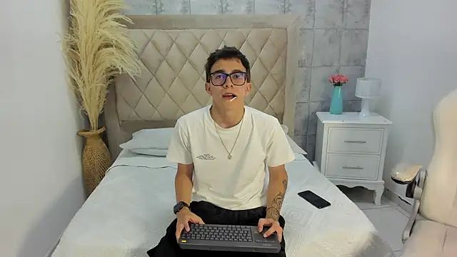 Snapshot of TylerCross_ chatting on 03/17/26, 08:45 TylerCross online show from 03/17/26, 08:45