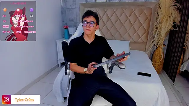 Snapshot of TylerCross_ chatting on 04/01/26, 08:17 TylerCross online show from 04/01/26, 08:17