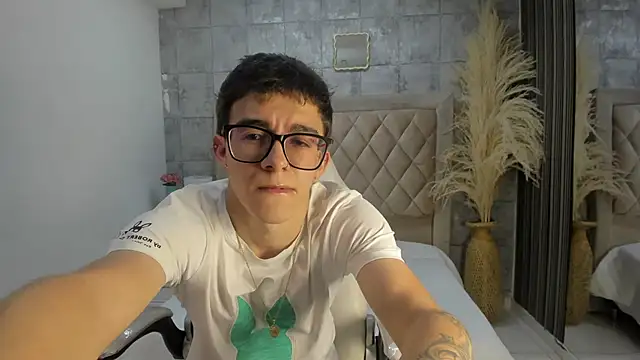 Snapshot of TylerCross_ chatting on 03/20/26, 08:32 TylerCross online show from 03/20/26, 08:32