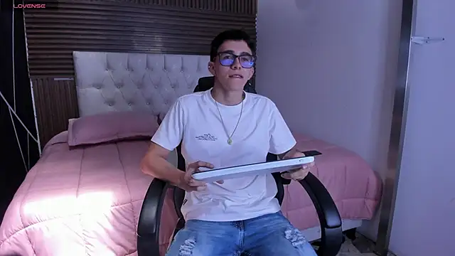 Snapshot of TylerCross_ chatting on 03/15/26, 05:42 TylerCross online show from 03/15/26, 05:42