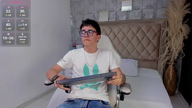 Snapshot of TylerCross_ chatting on 04/02/26, 08:37 TylerCross online show from 04/02/26, 08:37